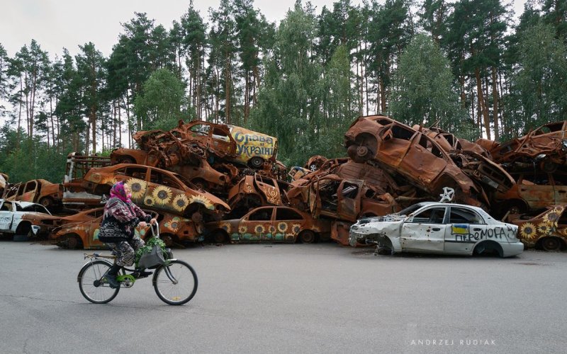 „1461 dni. Życie w cieniu wojny” – poruszająca wystawa Andrzeja Rudiaka w Oświęcimiu