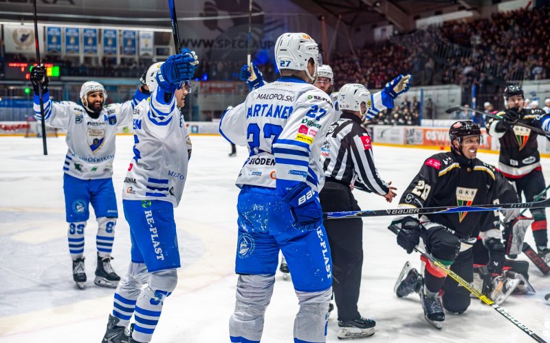 Unia Oświęcim ograła GKS Tychy w twardej bitwie! 3 gole w przewagach i nerwowa końcówka