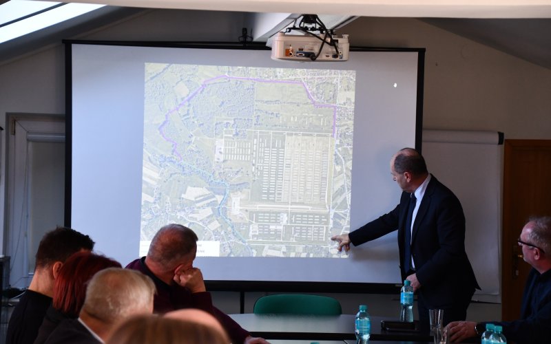 Nowe ogrodzenie w Brzezince wzbudza emocje. Wójt zwołał spotkanie z władzami Muzeum Auschwitz