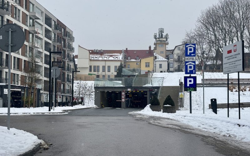 33 miliony na parking przy Bulwarach, a co miesiąc 70 tysięcy kosztów! Radni pytają, czy się opłaca?