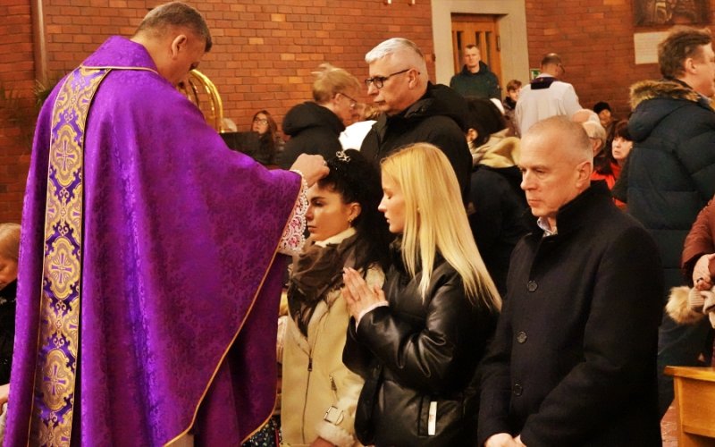 „Prochy miliona zamordowanych niech przemówią”. Mocna homilia biskupa w Oświęcimiu na Środę Popielcową