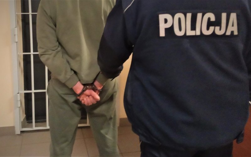 Dwa listy gończe! Policja w Chełmku zatrzymała 40-latka poszukiwanego za narkotyki i atak na funkcjonariusza