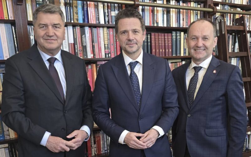 Drzewo Pamięci z Warszawy dla Oświęcimia! Trzaskowski i Chwierut rozmawiają o Alei Drzew w Parku Zasole