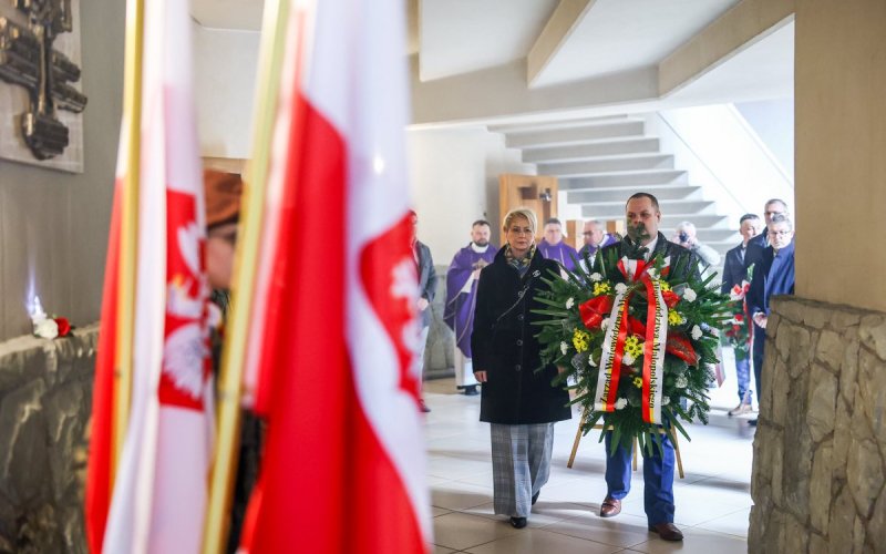 Narodowy Dzień Pamięci „Żołnierzy Wyklętych” w Oświęcimiu. Hołd przy pomniku Pileckiego i msza