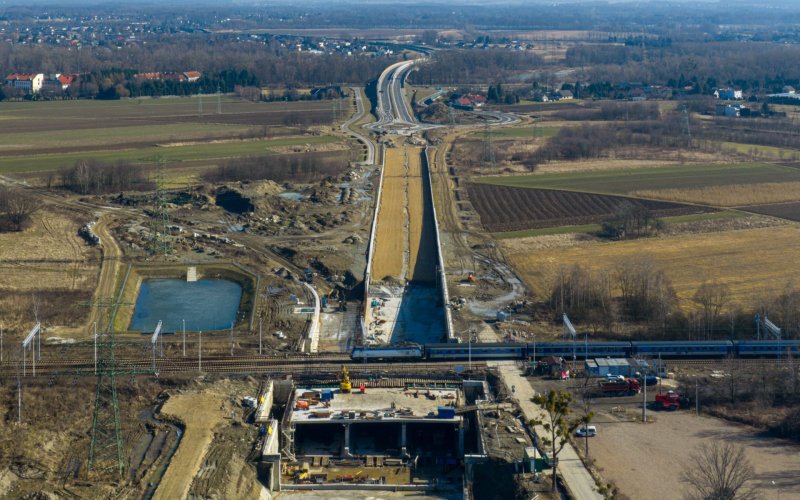 Gigantyczny tunel pod torami w Brzezince! 5000 ton betonu przeciskanych bez zatrzymania pociągów