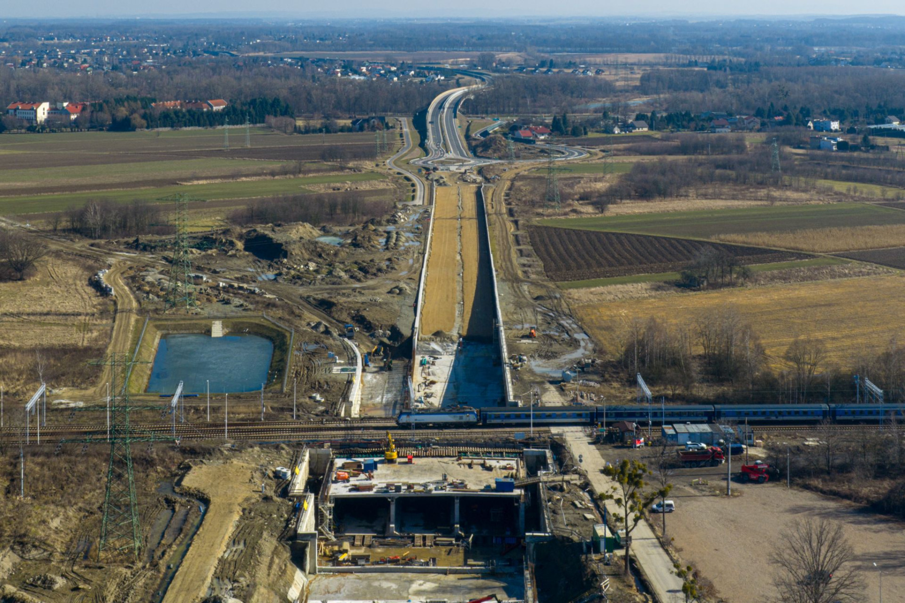 Gigantyczny tunel pod torami w Brzezince! 5000 ton betonu przeciskanych bez zatrzymania pociągów