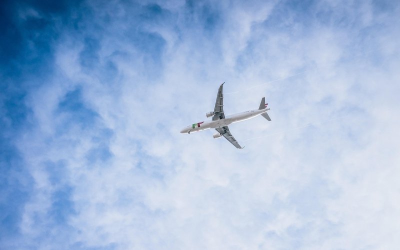 Wyjazd na wakacje samochodem czy samolotem? Plusy i minusy rozwiązań