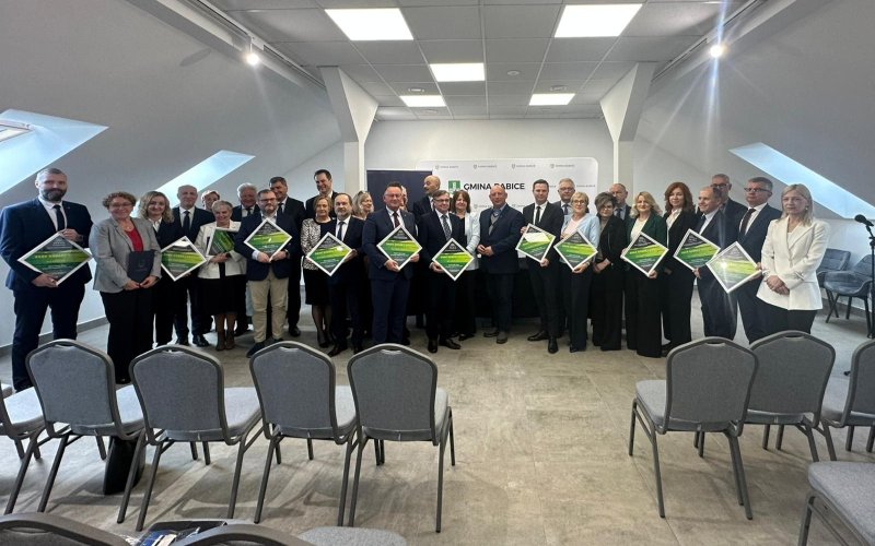 18,7 mln zł na drogi w powiecie oświęcimskim! Wojewoda podpisał umowy z 8 samorządami