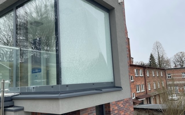 Wandalizm na parkingu przy Bulwarach w Oświęcimiu. Straty sięgają 30 tysięcy złotych