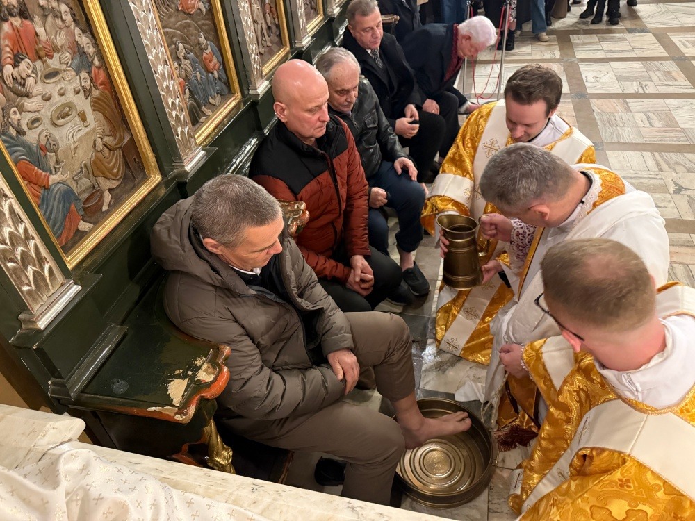 Bp Pindel w Wielki Czwartek: Chrystus zostawił nam trzy dary – Eucharystię, kapłaństwo i służbę