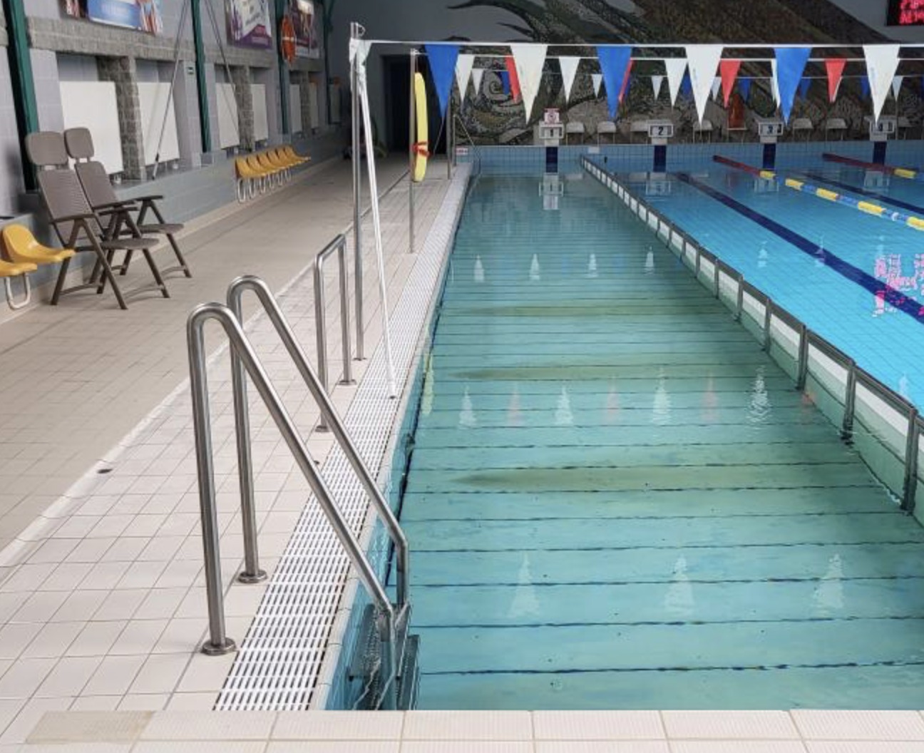 Basen pod Platanem w Brzeszczach przejdzie modernizację. Nowe podnośniki i ułatwienia dla niepełnosprawnych