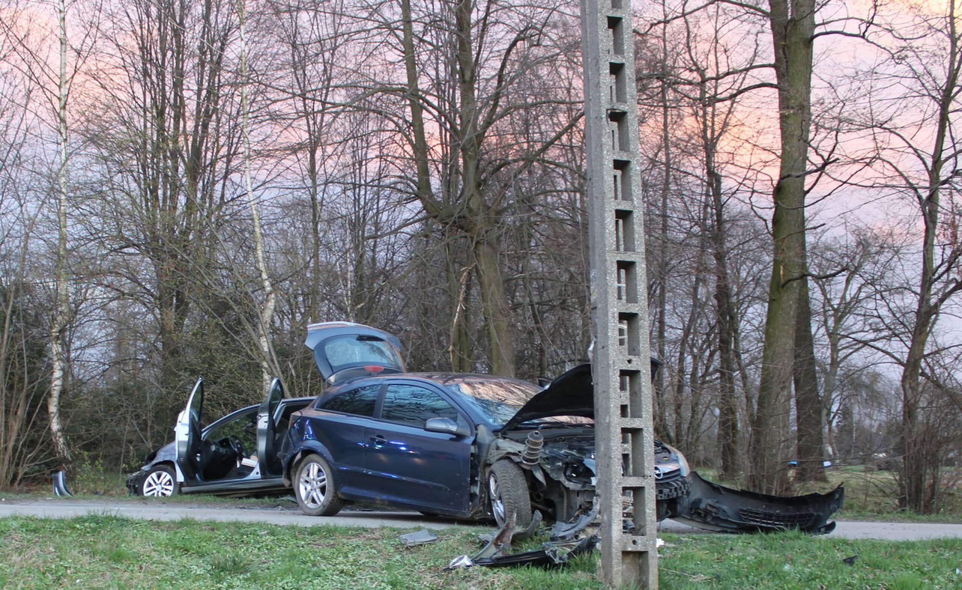 17-latek bez prawa jazdy rozbił opla o słup i inne auto. Trzej uczestnicy trafili do szpitala