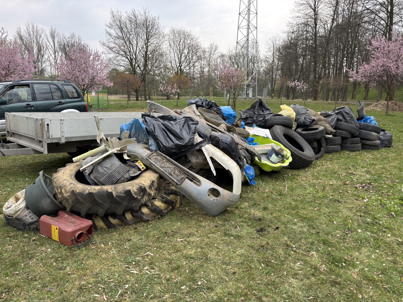 Myśliwi i dzieci posprzątali Rajsko. Znaleźli opony ciężarówek i plastikowy basen