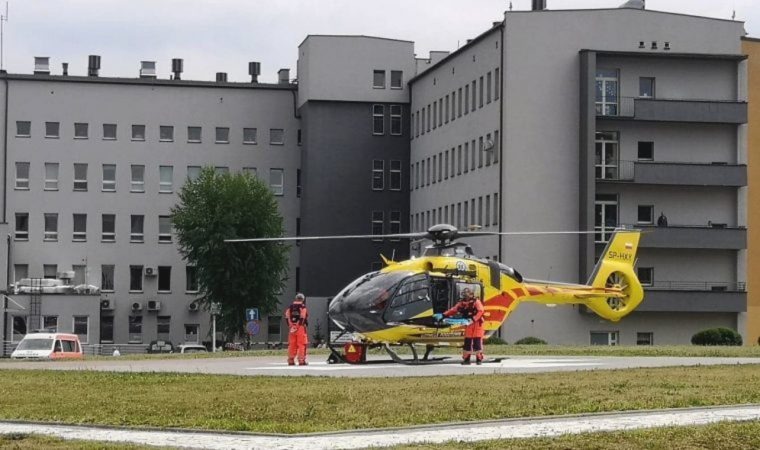 Oświęcim: Pracownik spadł z 8 metrów ze zwyżki nożycowej. Helikopter LPR zabrał go na Śląsk