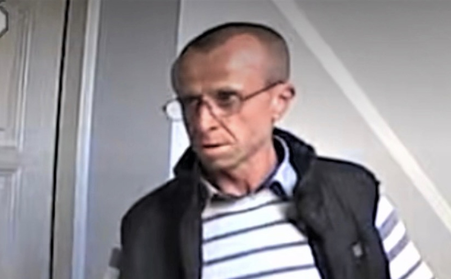 Kradzież pieniędzy z mieszkania w Oświęcimiu. Policja publikuje wizerunek podejrzanego – rozpoznajesz go?