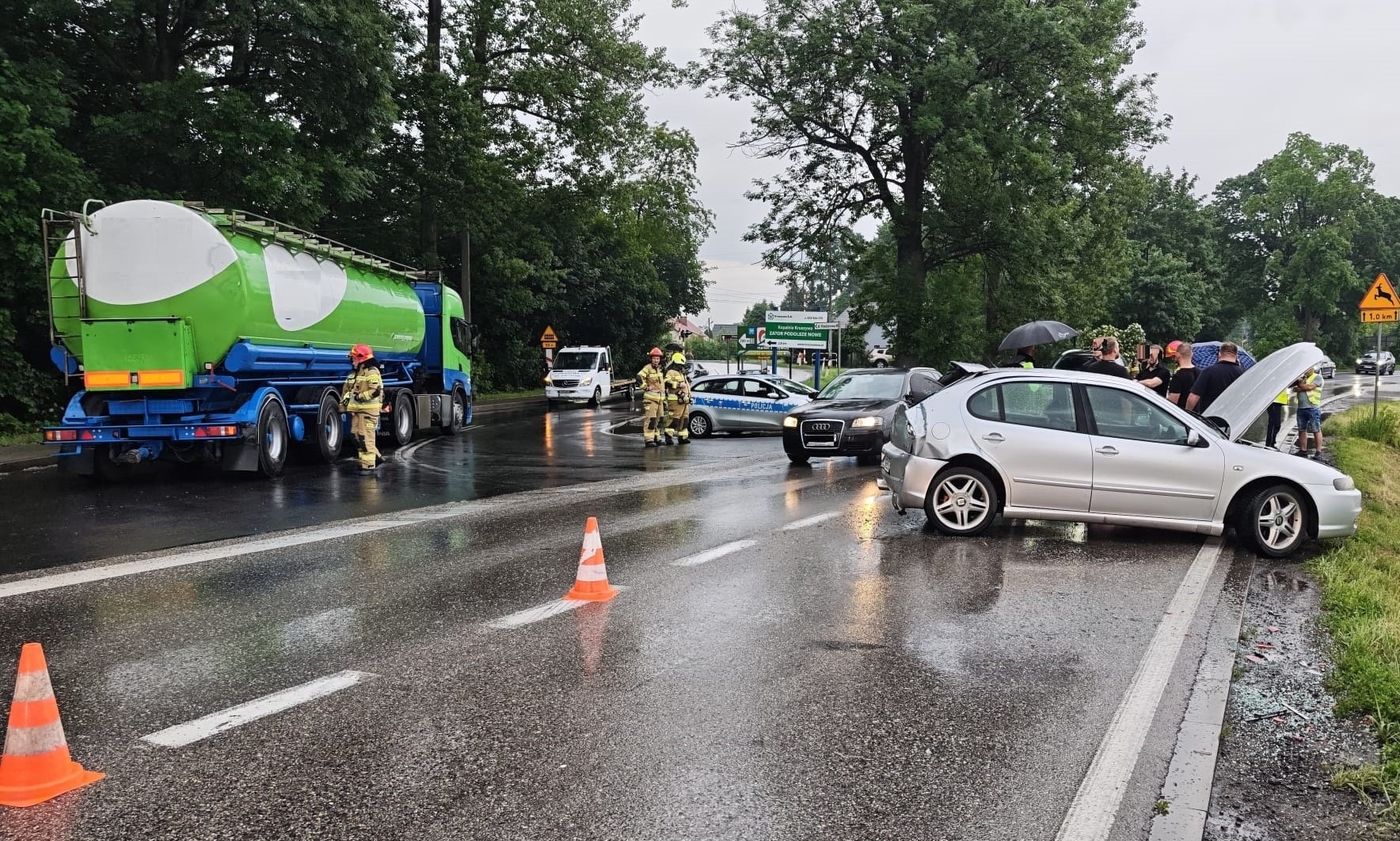 Zator: Cysterna uderzyła w seata na skrzyżowaniu DK44. Kierowca uniknął najechania na tył pojazdu
