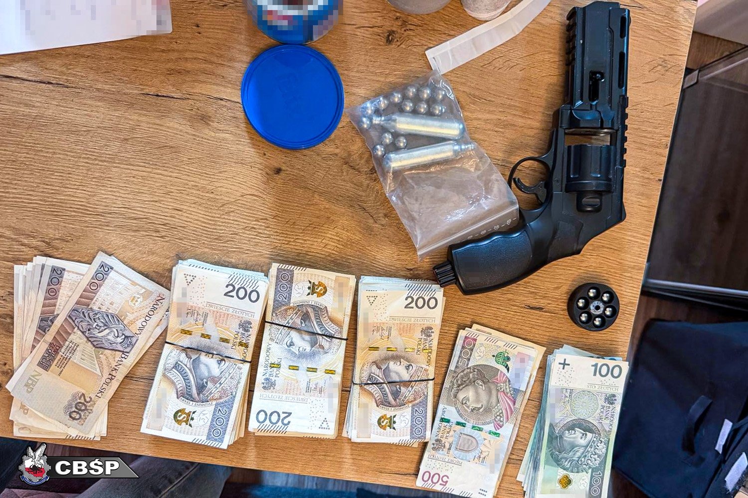 CBŚP rozbiło zbrojny gang działający w Małopolsce i na Śląsku. 10 podejrzanych, broń, granat i laboratorium amfetaminy