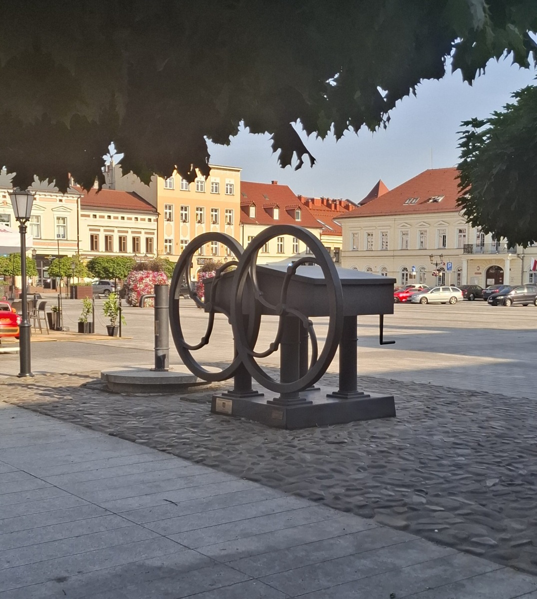 Rynek w Oświęcimiu po modernizacji za 1,9 mln zł. Granitowe płyty zamiast otoczaków i nowe oświetlenie