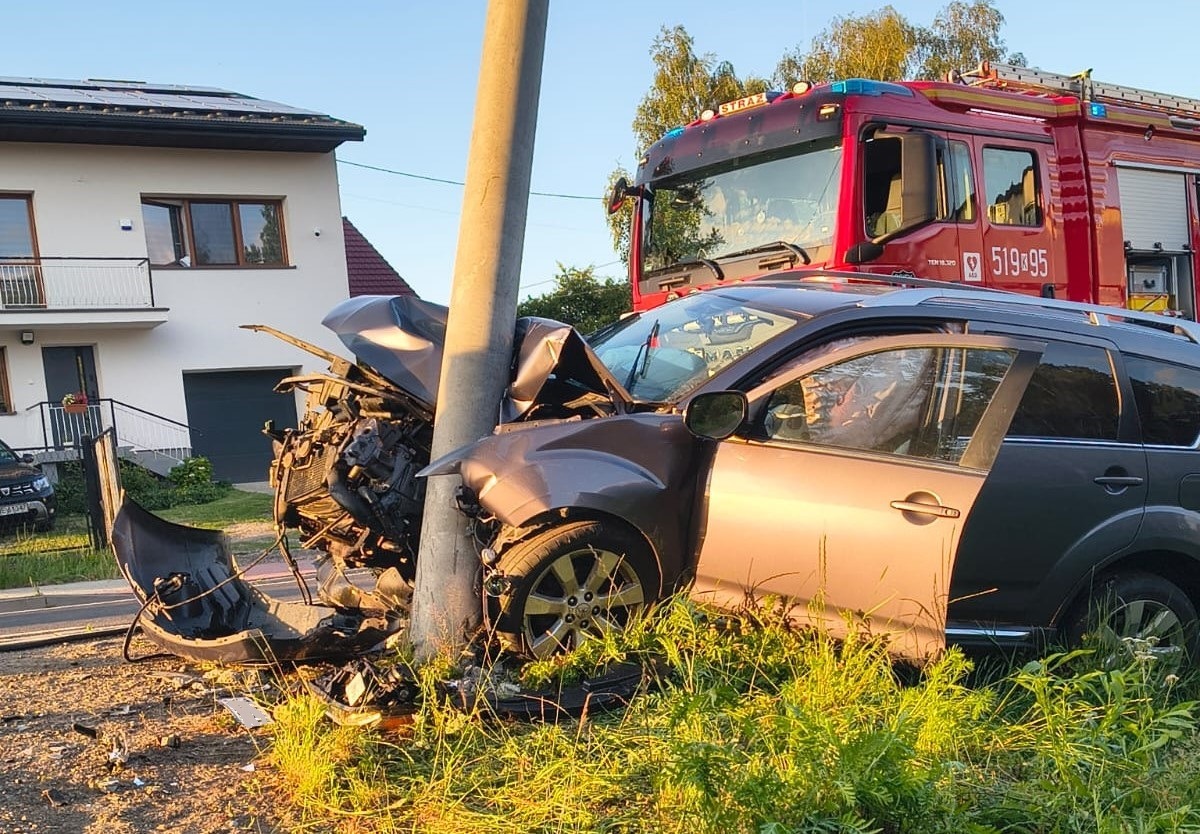 Osiek: Kierowca uderzył w słup energetyczny. W aucie dwoje dzieci – wszyscy trafili do szpitala