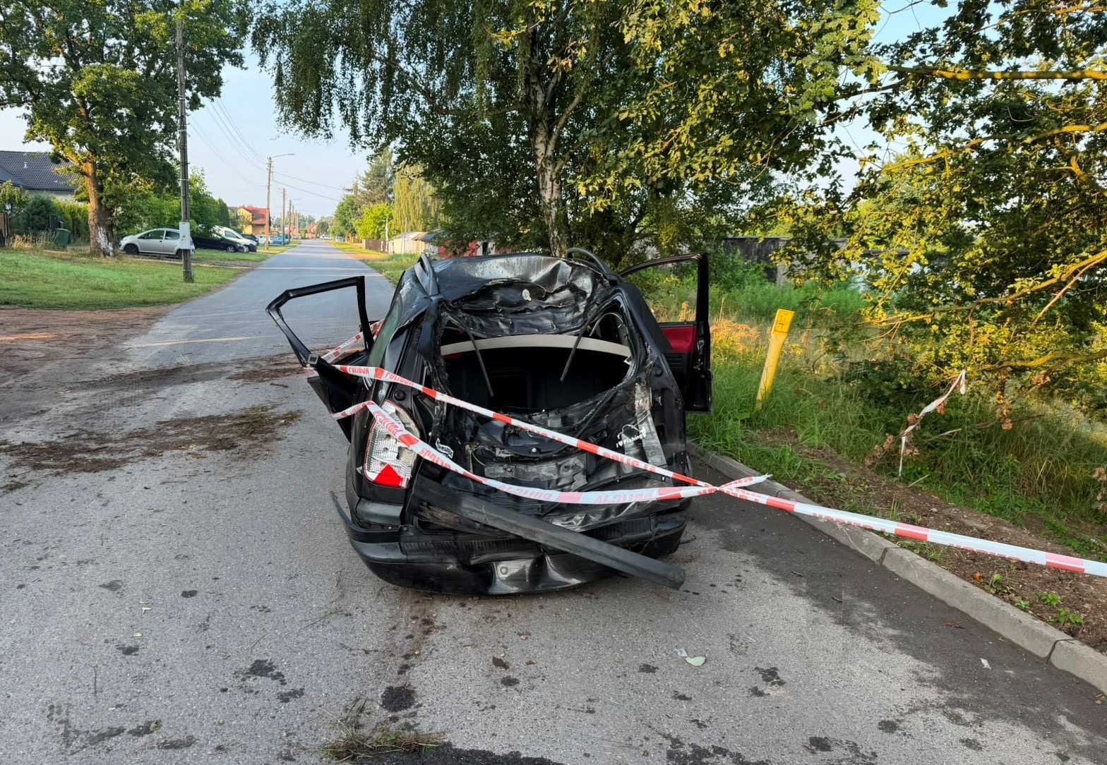 Brzeszcze: 16-latek zabrał matce auto i rozbił je z czwórką znajomych. Dwóch nastolatków w szpitalu