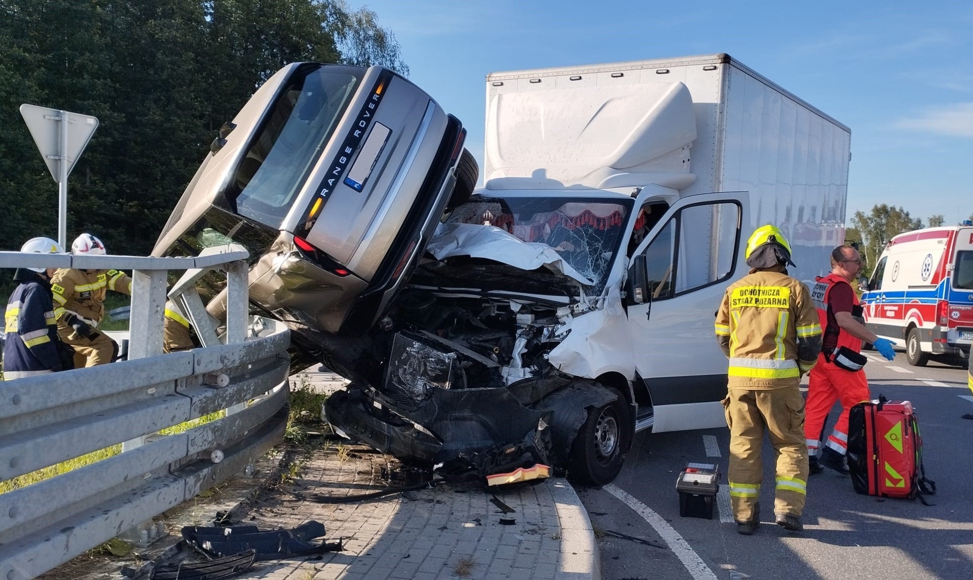 Kolizja w Podolszu. Strażacy wycinali kierowcę z rozbitego Range Rovera