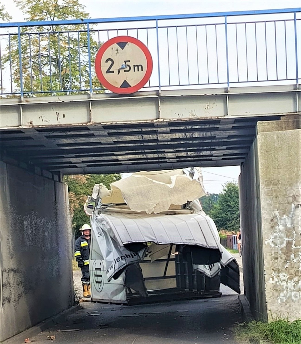 Nie zauważył znaku ograniczenia wysokości. Wiadukt w Gorzowie zablokowany przez zerwaną zabudowę