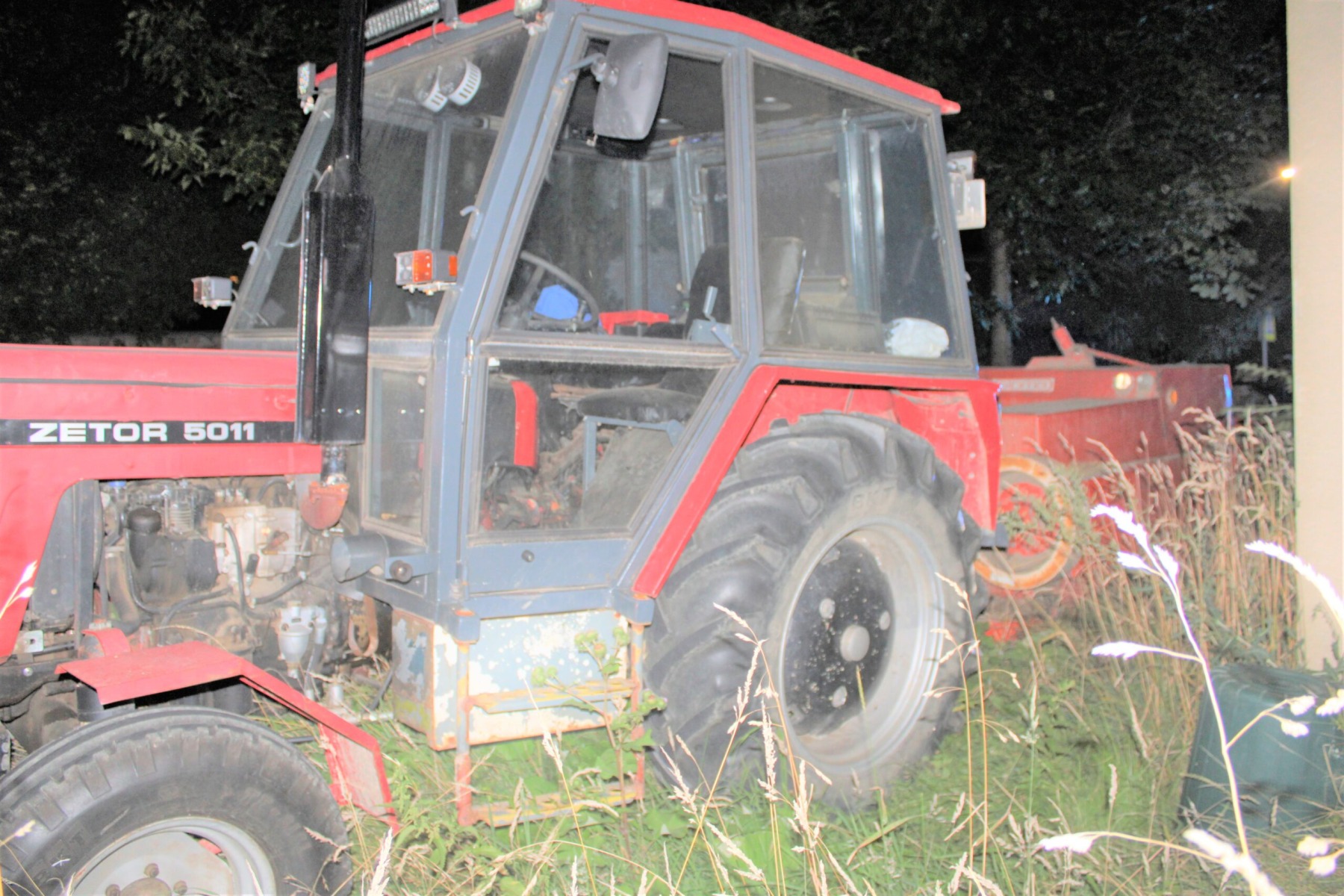 Kolizja trzech pojazdów w Bulowicach. BMW uderzyło w Land Rovera, ciągnik i ogrodzenie