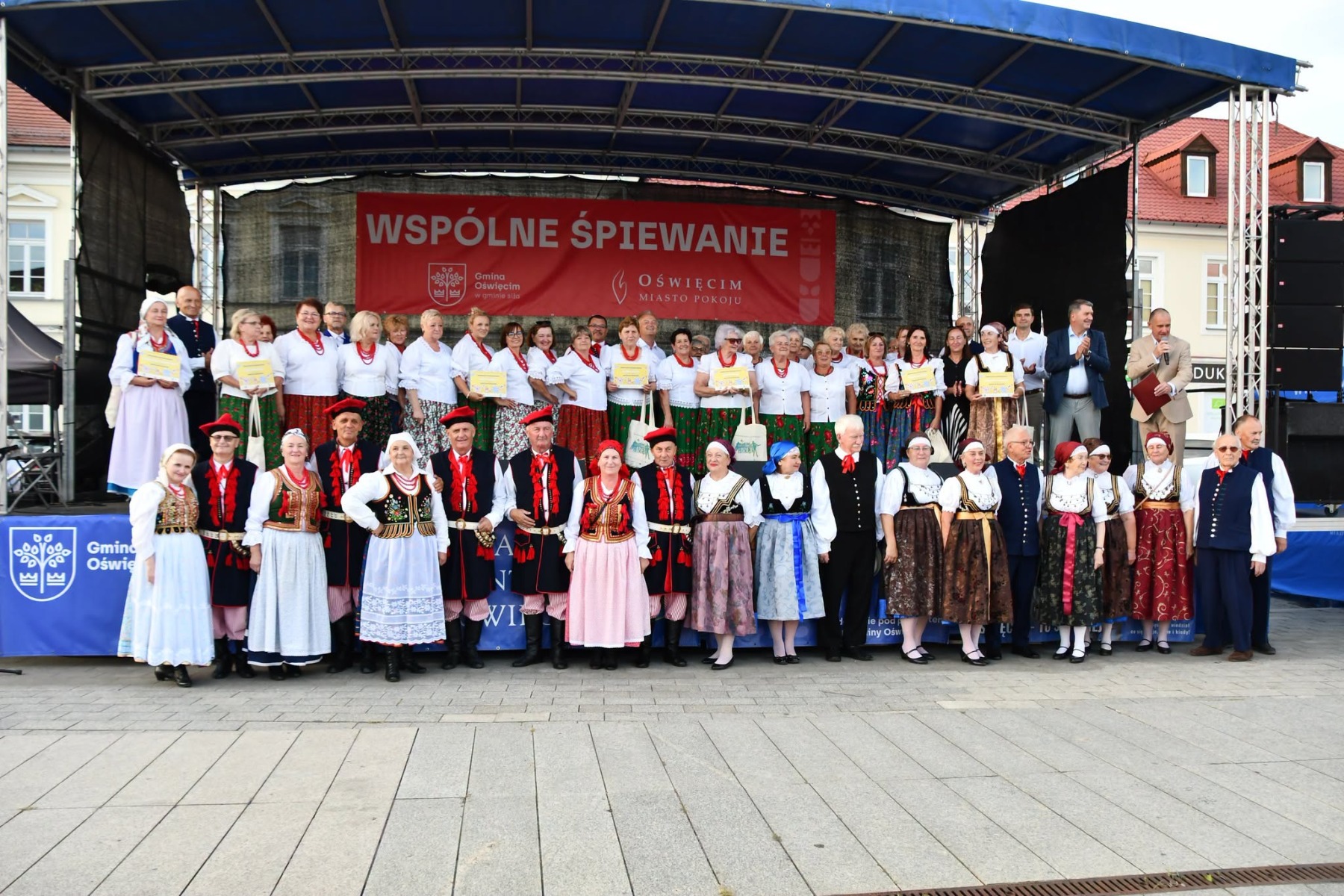 Folklor połączył pokolenia na Rynku Głównym w Oświęcimiu. Zobacz relację