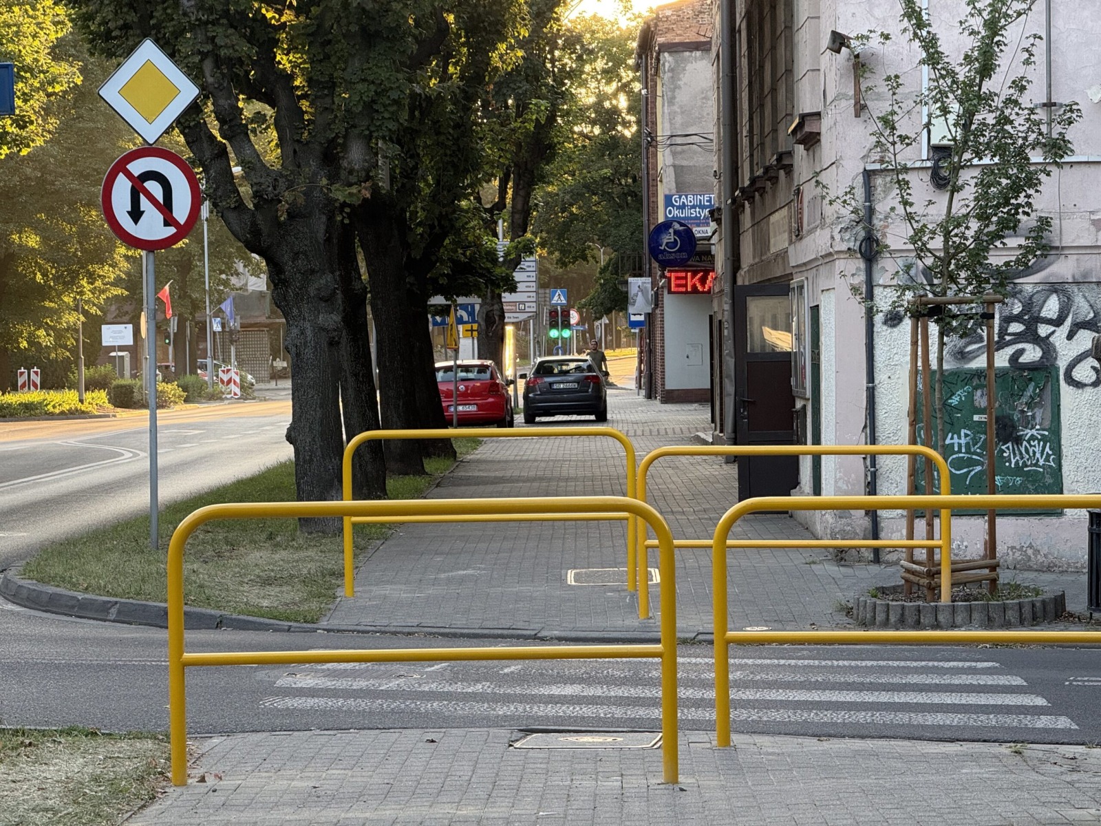 Żółte bariery na chodniku przy Dąbrowskiego. Kiedy troska o bezpieczeństwo zamienia się w przeszkodę