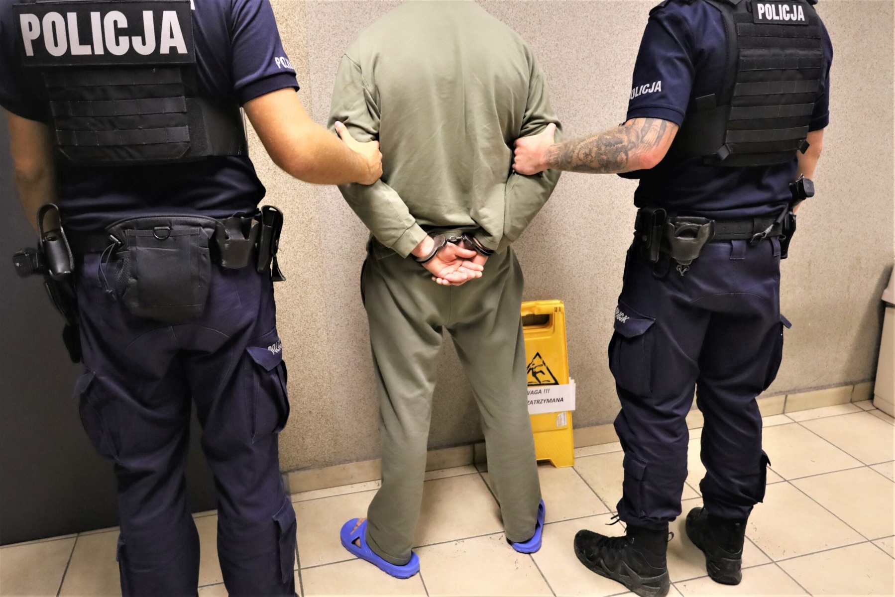 To nie on trzymał nóż. Zwrot w sprawie ataku w Kętach. Areszt dla 27-latka