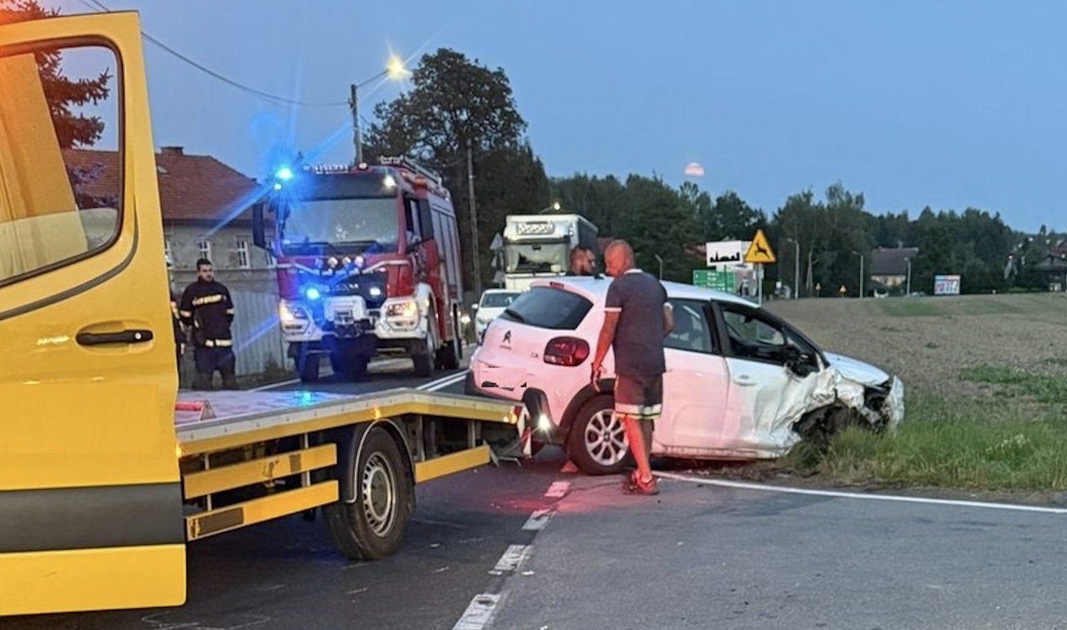 Zderzenie dwóch pojazdów w Osieku. Nie ustąpił pierwszeństwa podczas skrętu w lewo