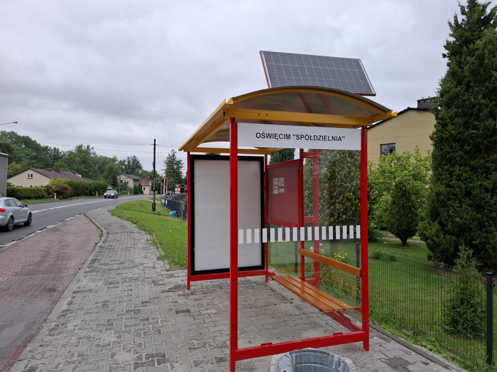 Siedem nowych wiat przystankowych w Oświęcimiu. Jedna zasilana energią słoneczną