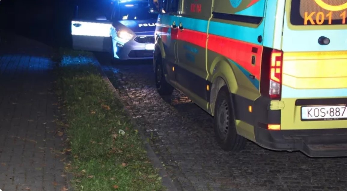 Wypadek quada w kompleksie leśnym w Bielanach. Kierowca uderzył w drzewo