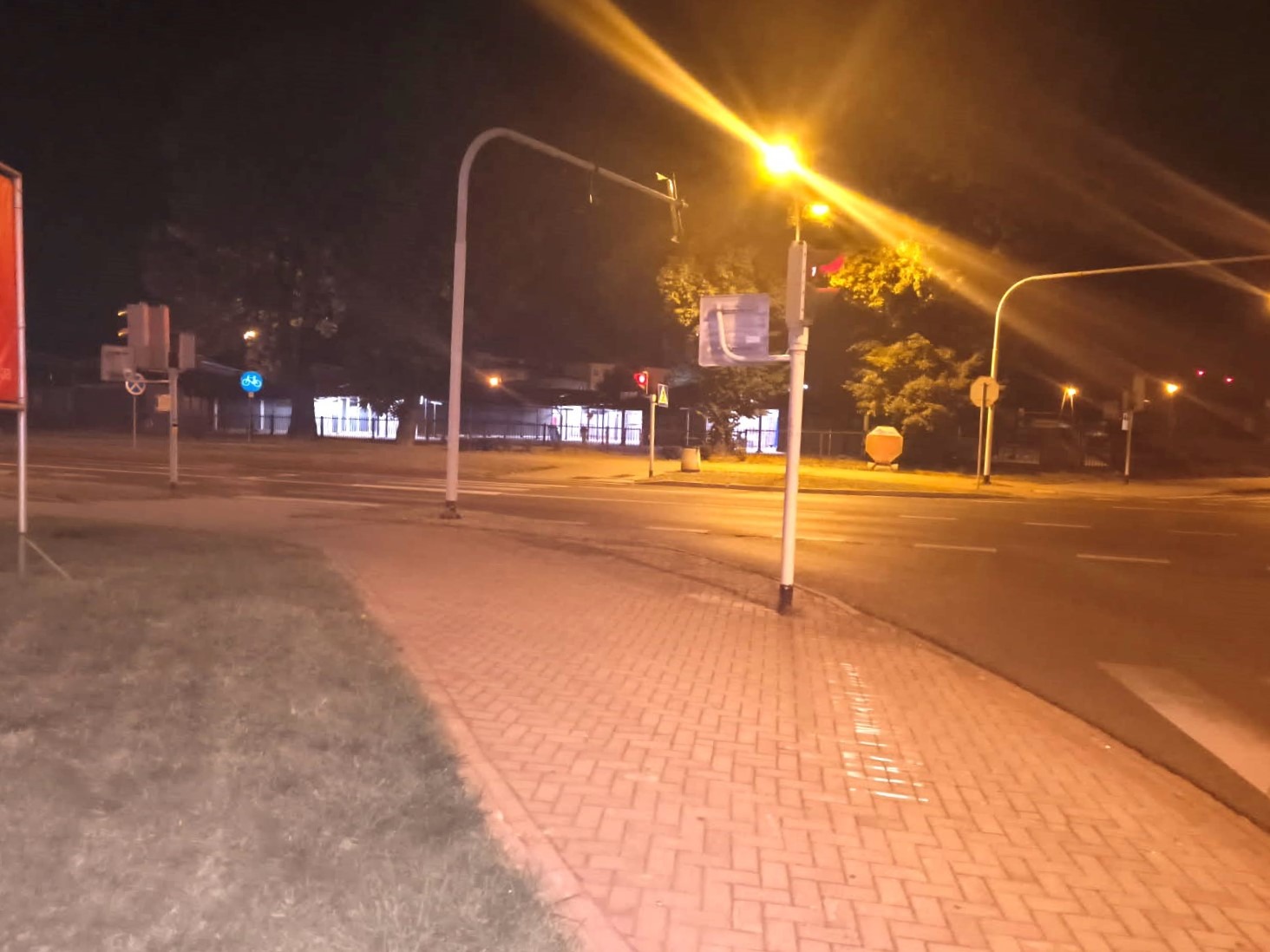 Nietrzeźwy pieszy wbiegł na czerwonym świetle. Potrącenie na ulicy Dąbrowskiego