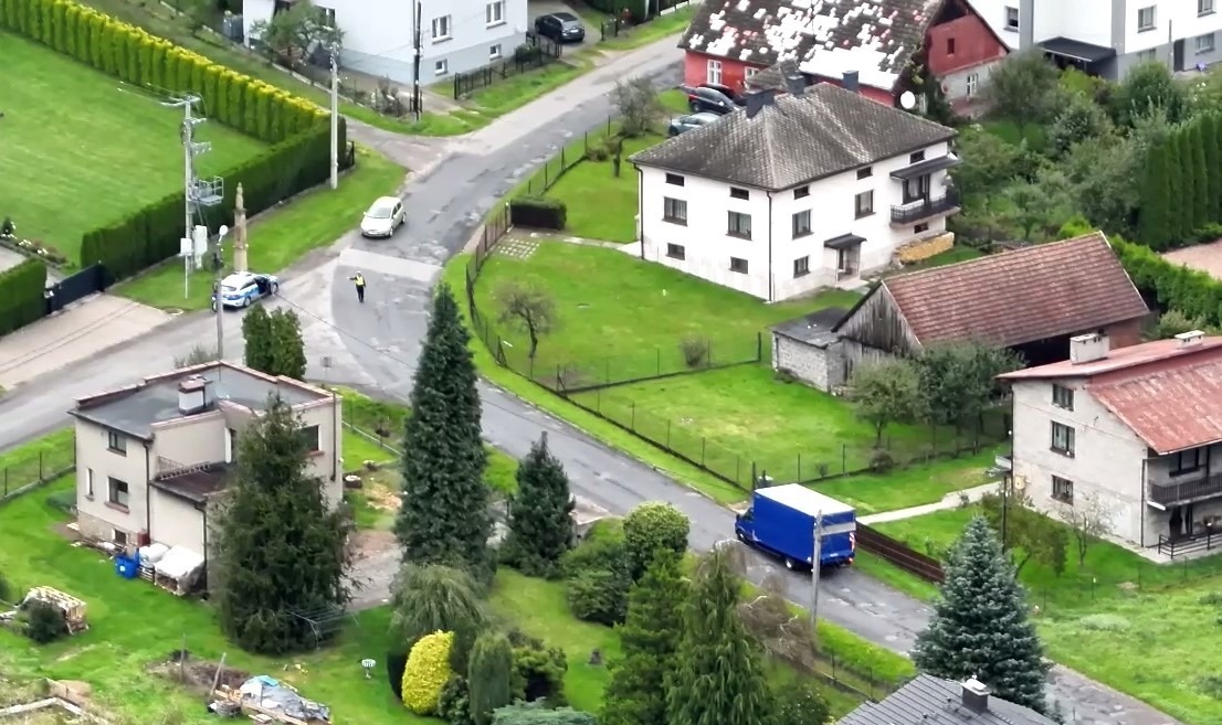 Dron wykrył wykroczenie na przejeździe kolejowym. Policja zatrzymała nielegalnie przebywającego cudzoziemca