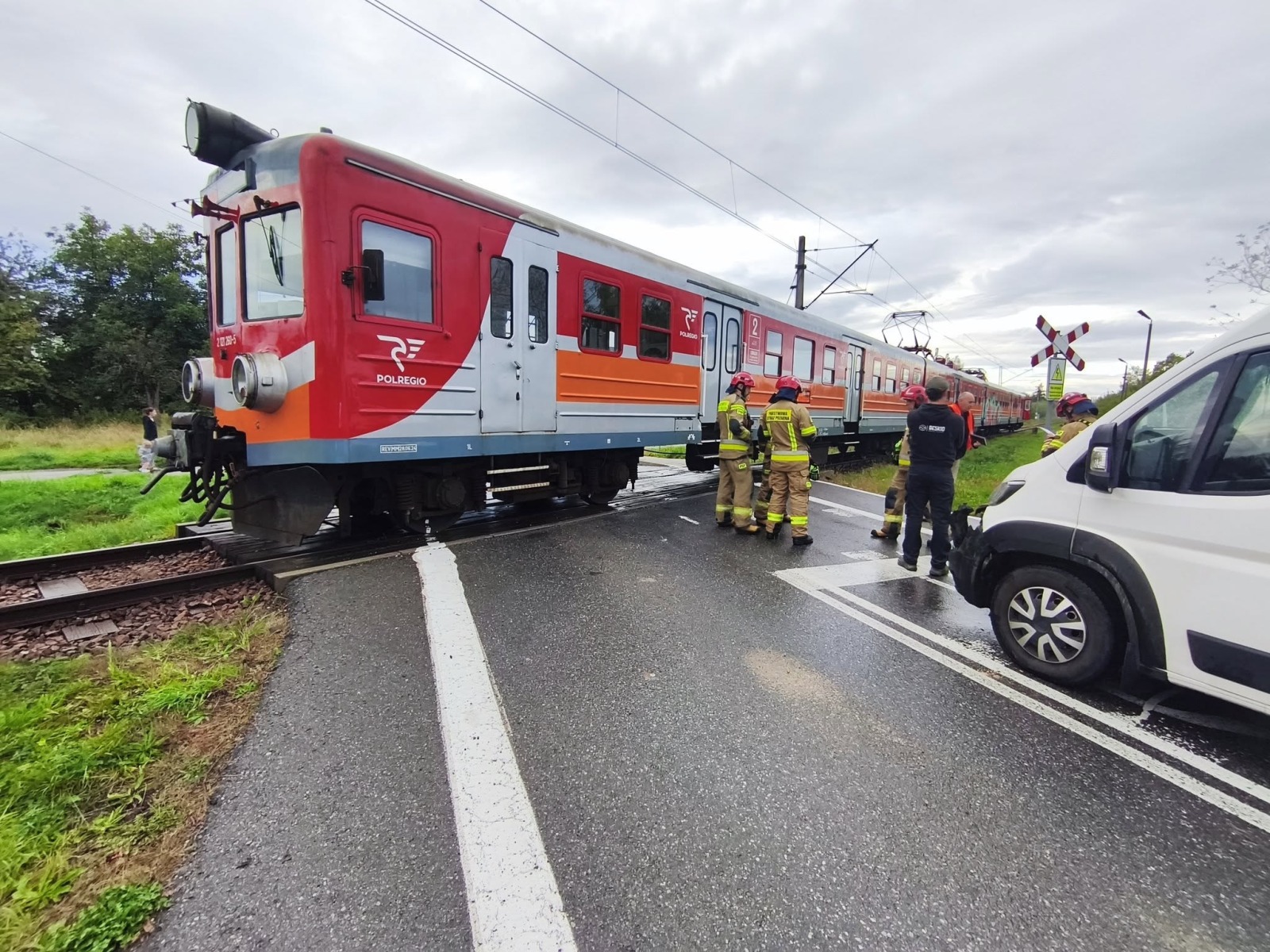 Znak STOP go nie zatrzymał. Kierowca uderzył w pociąg na przejeździe w Andrychowie