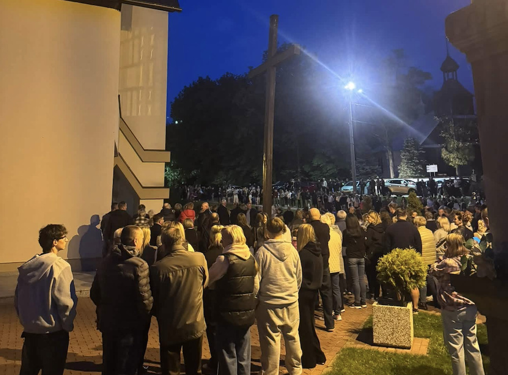 Grojec murem za proboszczem. Napięte spotkanie z biskupem zakończyło się wezwaniem policji