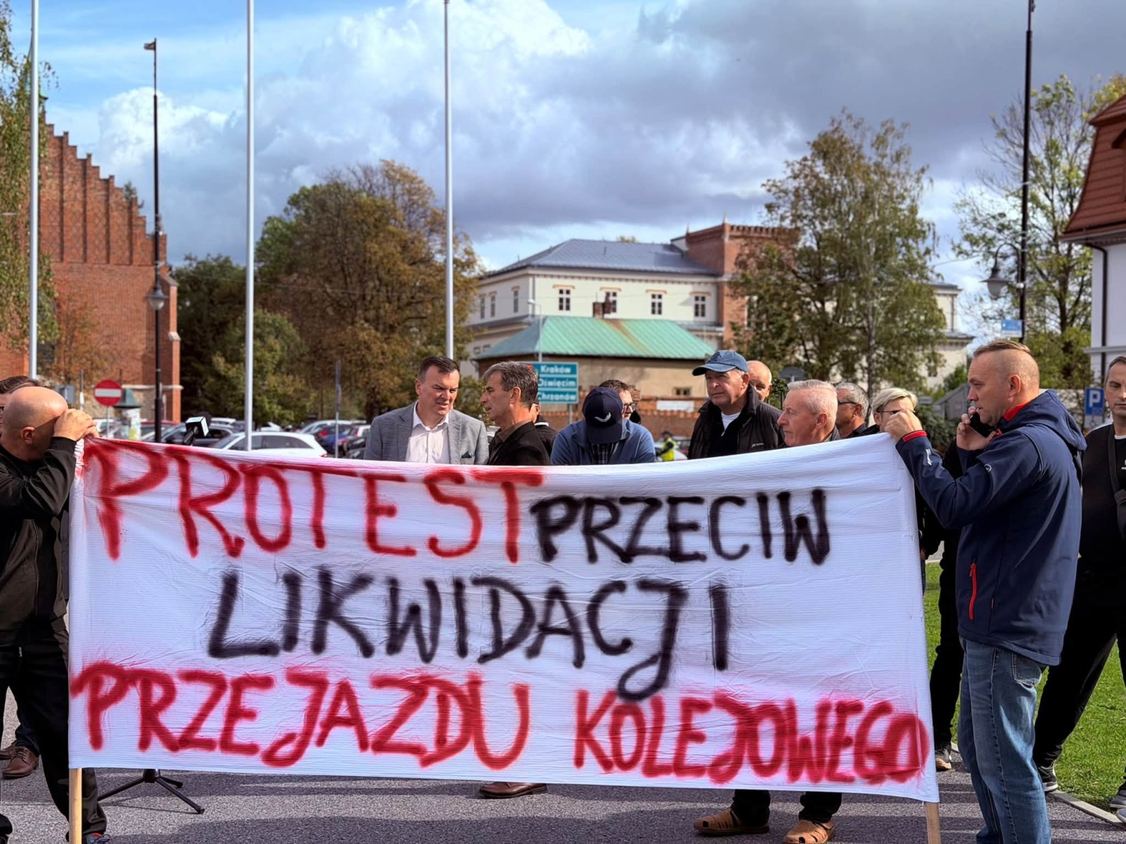 Dłuższa droga kontra bezpieczeństwo. Protest w Zatorze przeciw likwidacji przejazdu kolejowego w Podolszu