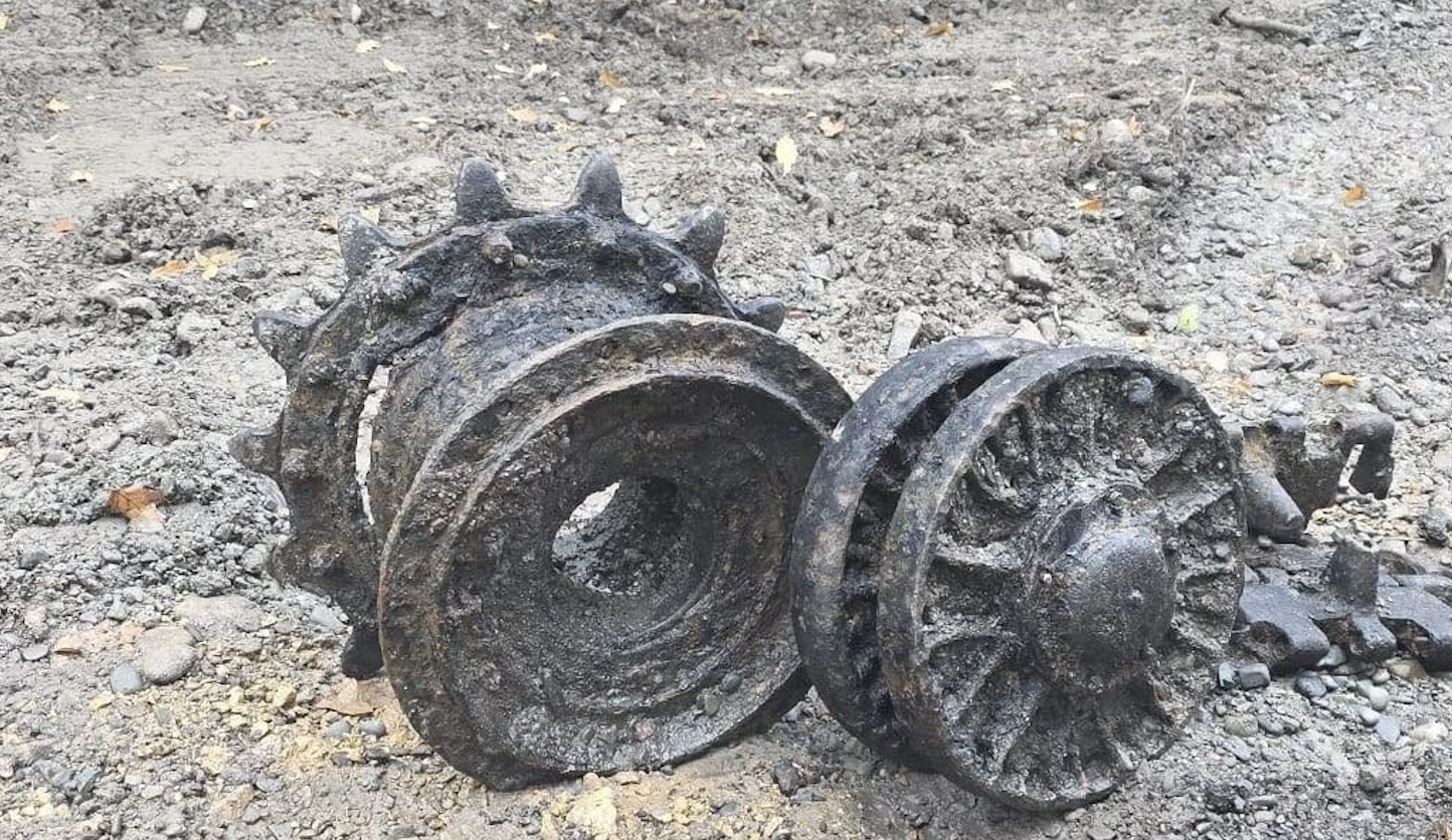 Czołg w Bielanach pod Oświęcimiem? Koparka odkopała duży metalowy obiekt