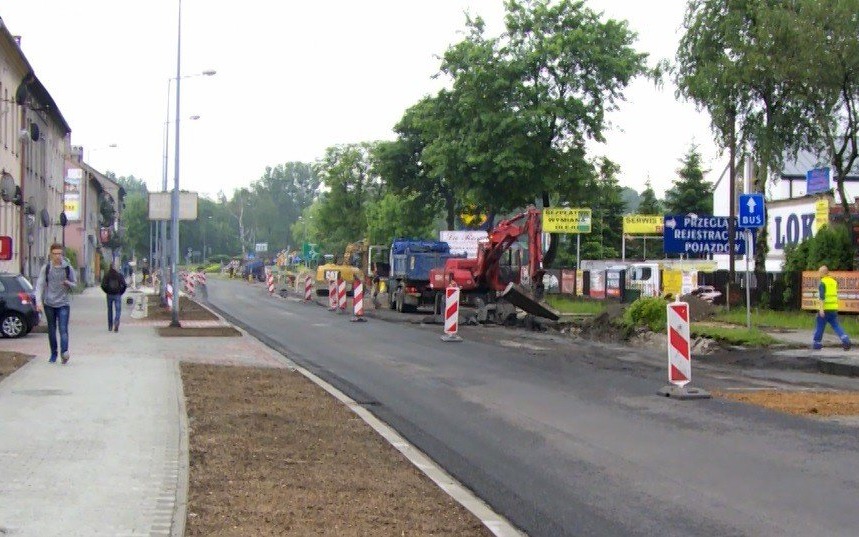 VIDEO-OŚWIĘCIM. Przedłużają się prace remontowe na DK 44