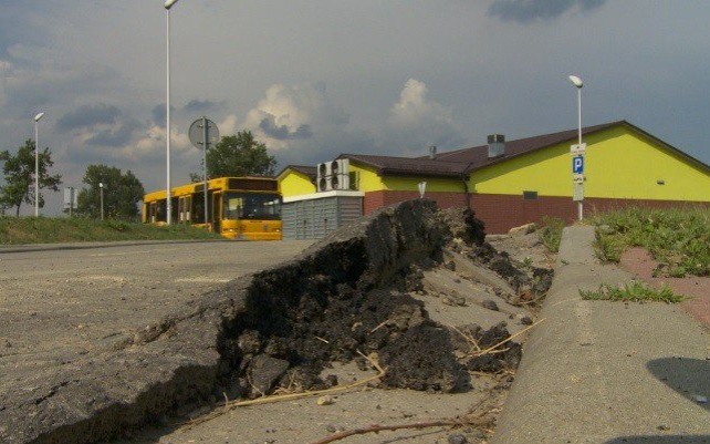 VIDEO-OŚWIĘCIM. Zniszczona nowa droga na Osiedlu Zasole