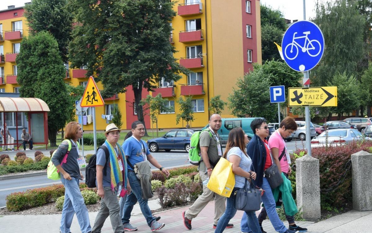 OŚWIĘCIM. Pielgrzymi przemierzają Miasto Pokoju