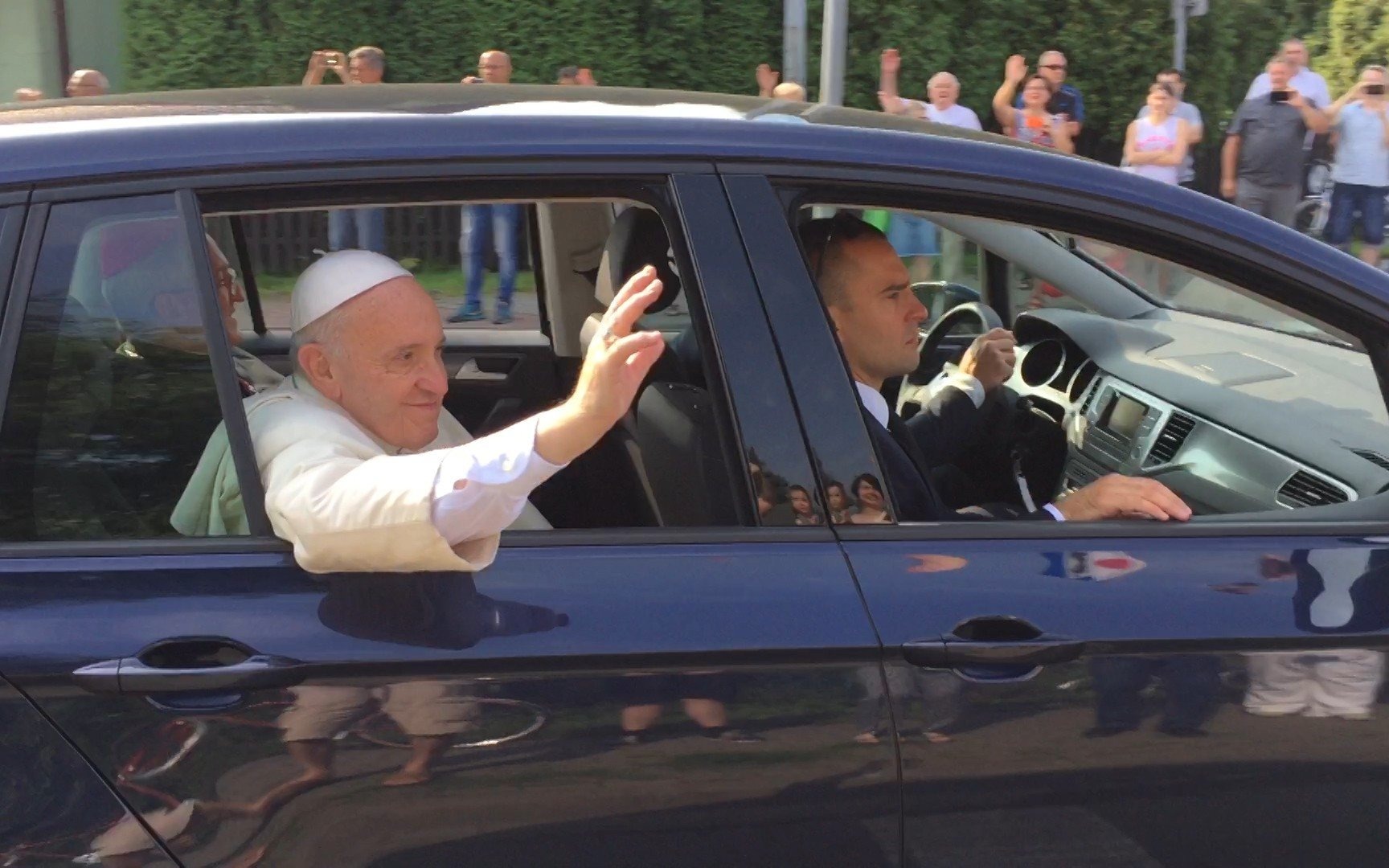VIDEO-OŚWIĘCIM. Papież Franciszek przejechał ulicami Oświęcimia
