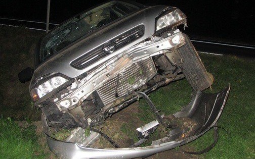 ŁĘKI. W wyniku zderzenia zjechał do rowu