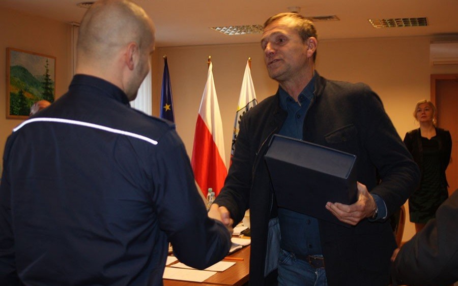 POWIAT. Starosta podziękował policjantom za uratowanie ludzkiego życia