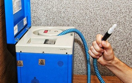 CHEŁMEK. Wypadła z 4 piętra, złamała tylko nogi