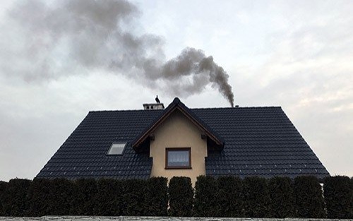 KĘTY. Straż Miejska sypie mandatami za spalanie śmieci w piecu