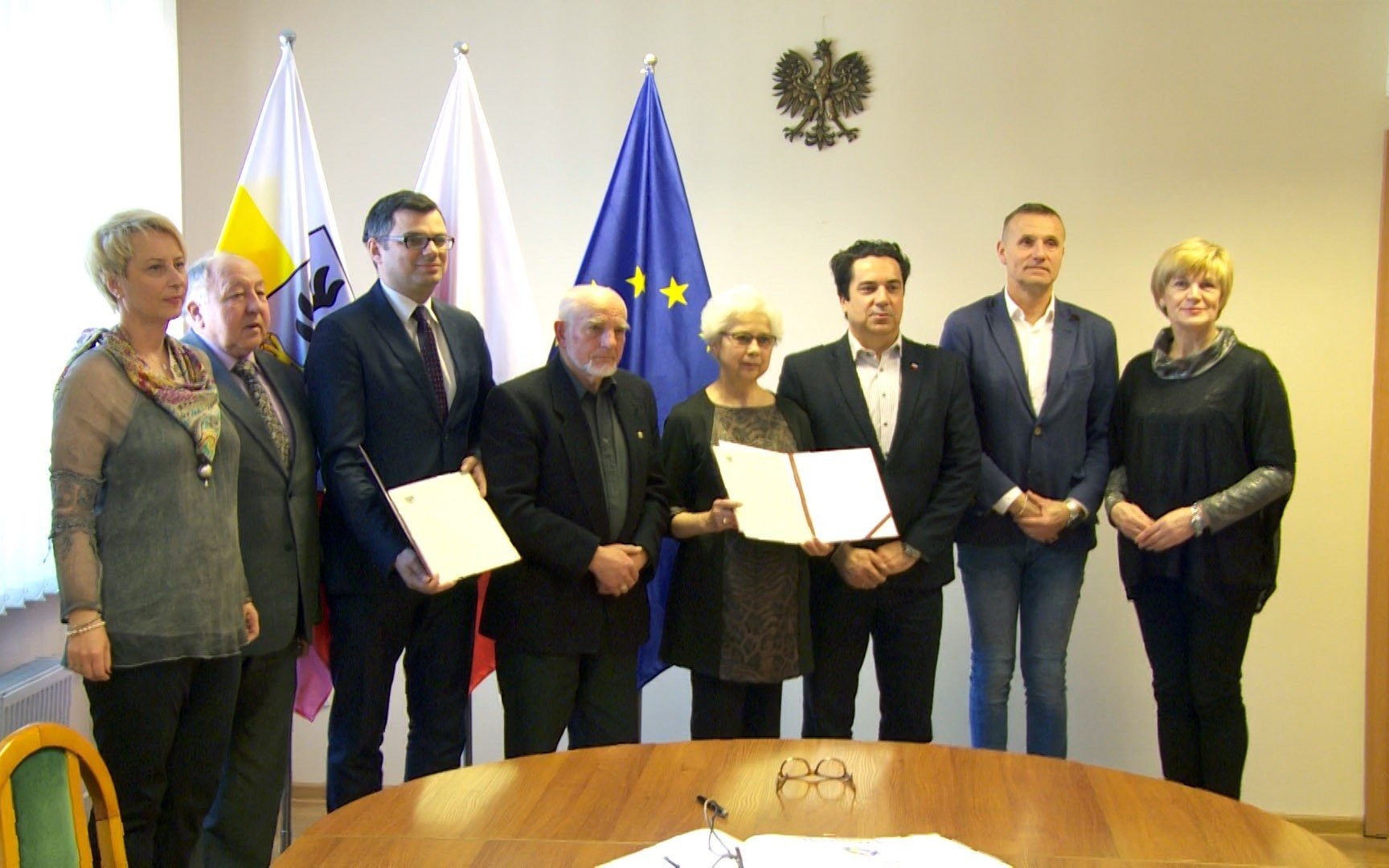 VIDEO-POWIAT. Przekazanie Kroniki Rady Powiatu w Oświęcimiu I Kadencji