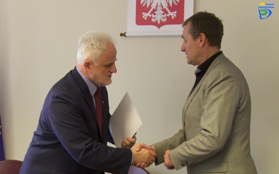 VIDEO-POWIAT. Samorządowcy otrzymali promesy z rąk wojewody