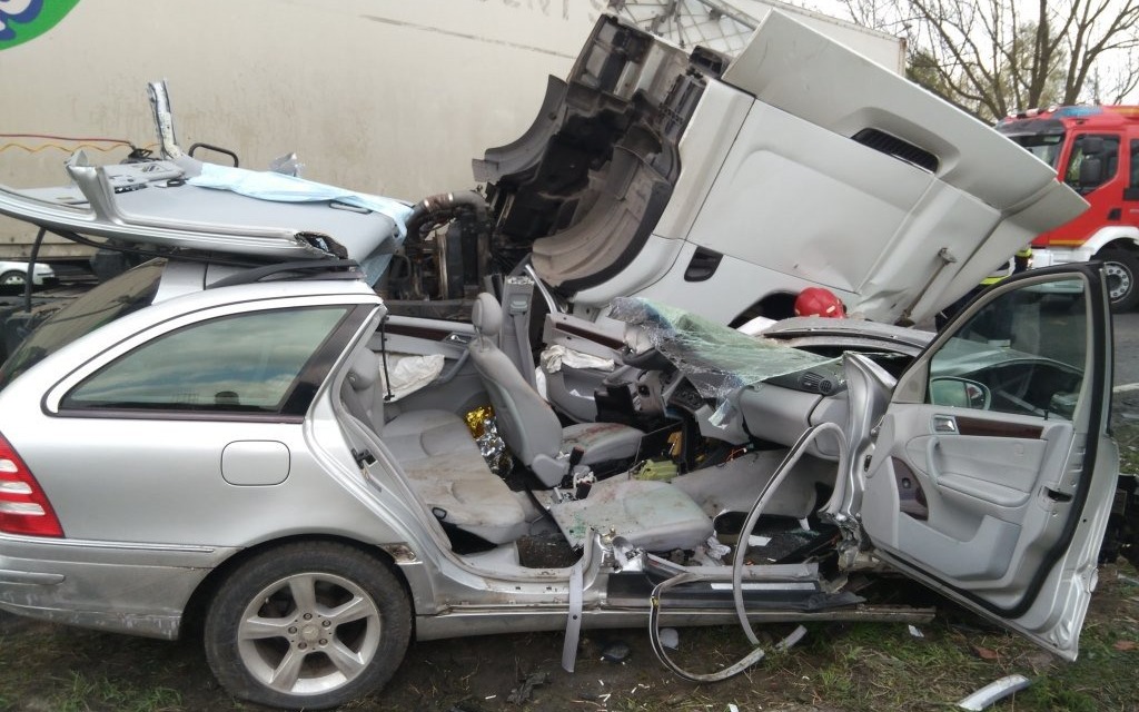 OŚWIĘCIM. Mercedes wpadł pod ciężarówkę